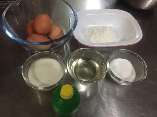 蔓越莓戚风蛋糕,准备工作：分离蛋清与蛋黄，蛋清放冷冻室10分钟