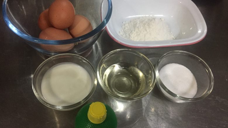 蔓越莓戚风蛋糕,准备工作：分离蛋清与蛋黄，蛋清放冷冻室10分钟