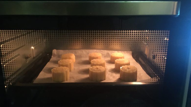 港式奶黄月饼,烤箱预热，上管200度，下管180度，烤7分钟左右后取出