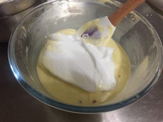 蔓越莓戚风蛋糕,再取1/2的蛋白放入蛋黄糊中，翻拌均匀