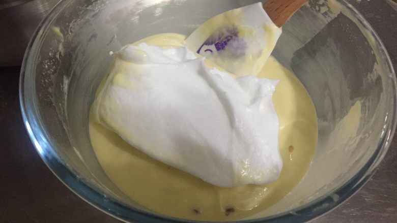 蔓越莓戚风蛋糕,再取1/2的蛋白放入蛋黄糊中，翻拌均匀