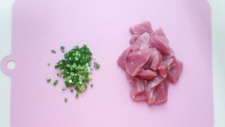 午餐肉（宝宝辅食）,食材处理：里脊肉/梅花肉洗净切成小块 葱切末