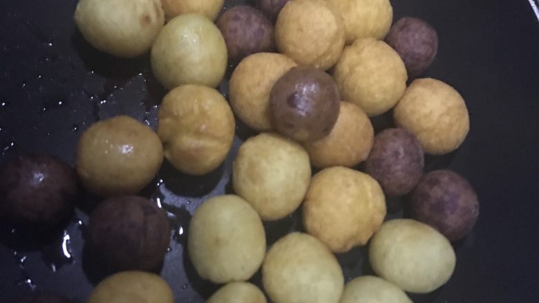 紫薯土豆红薯三色球,出锅。