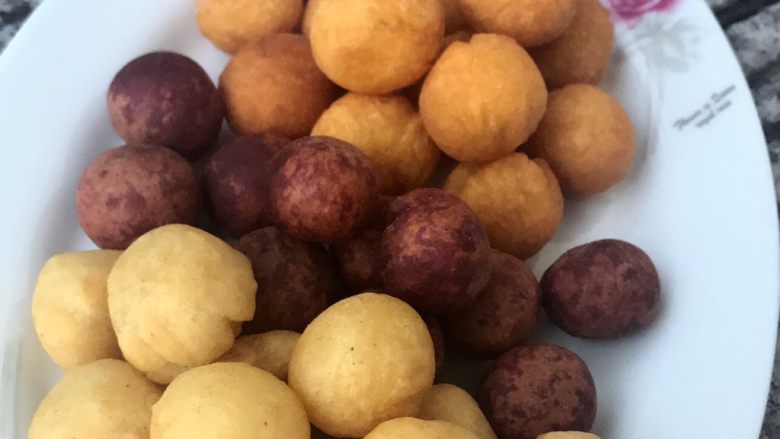 紫薯土豆红薯三色球,油控干装盘。