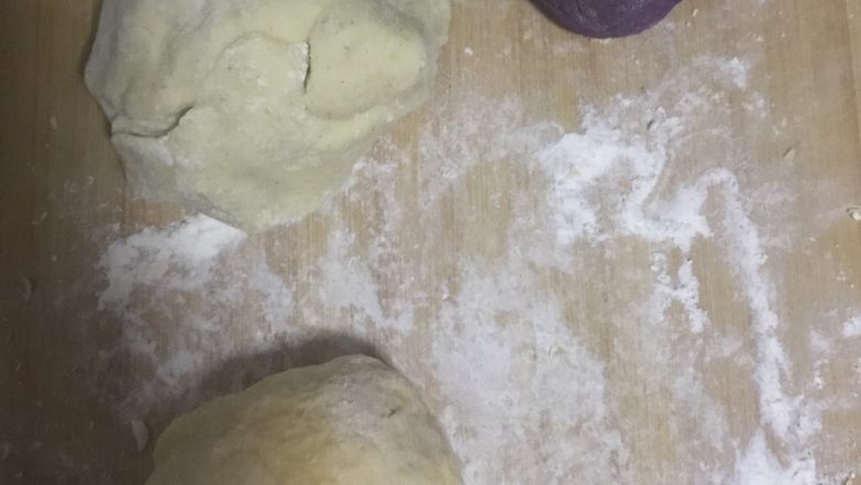 紫薯土豆红薯三色球,分别揉成团。