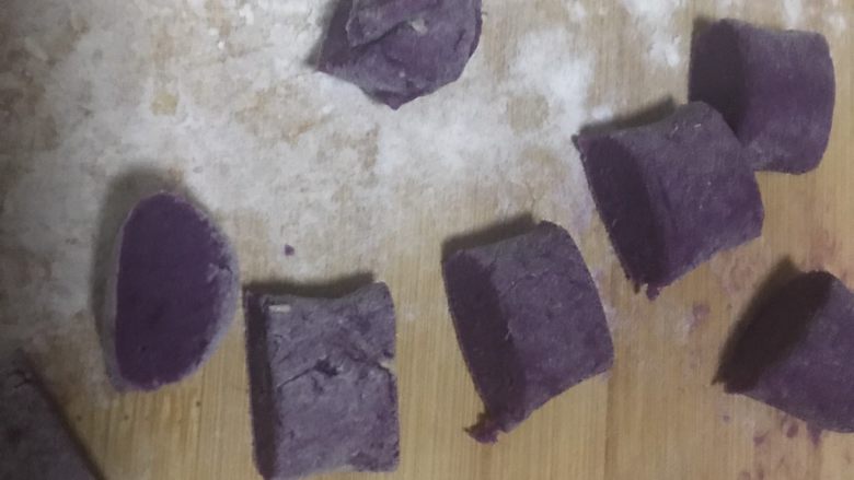 紫薯土豆红薯三色球,分别搓条分出等份小块！