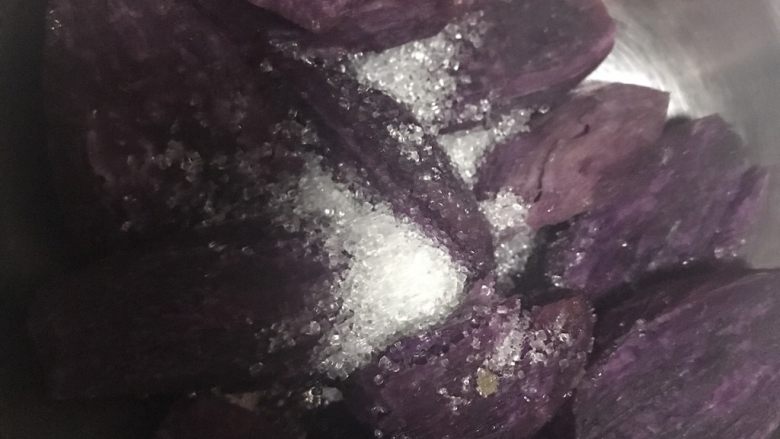 紫薯土豆红薯三色球,紫薯也碾成泥状，紫薯水分会少点可以少加点糯米粉，加白糖，揉成团。
