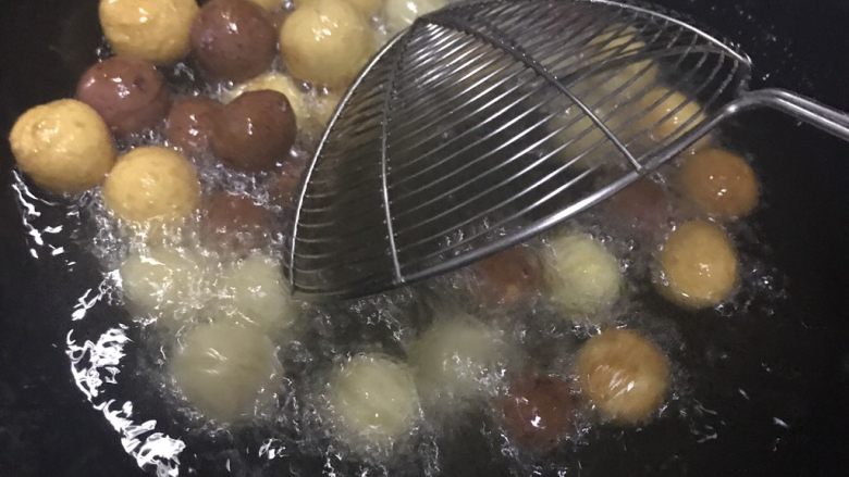 紫薯土豆红薯三色球,宽油，8成热，逐个放入，炸至浮起即可。