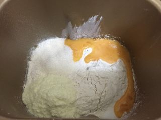 肉松海苔手撕面包 直接法,主材料中除黄油以外的所有材料放入面包桶中揉面程序30分钟