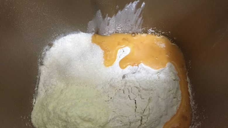 肉松海苔手撕面包 直接法,主材料中除黄油以外的所有材料放入面包桶中揉面程序30分钟