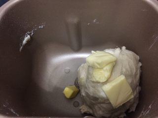 肉松海苔手撕面包 直接法,再放入室温软化的黄油，继续揉面20分钟