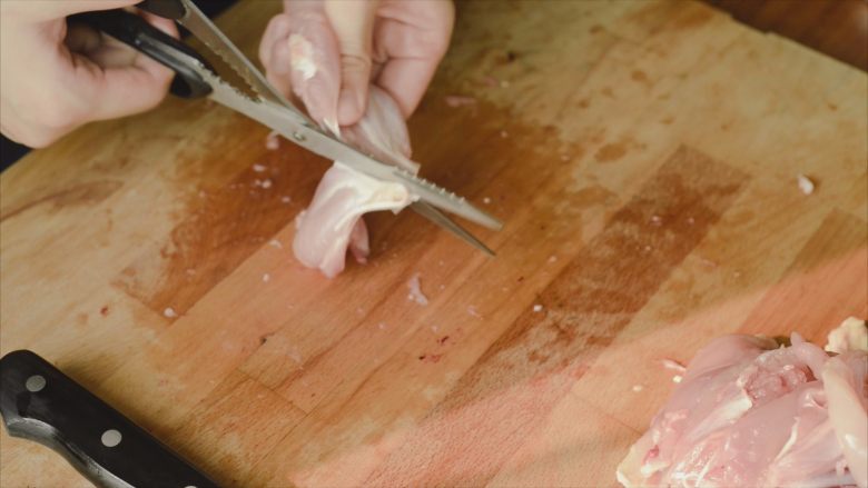 居酒屋烤鸡肉串（附酱汁配方）,顺着肌肉长的方向把鸡腿肉切成一厘米左右宽的长条