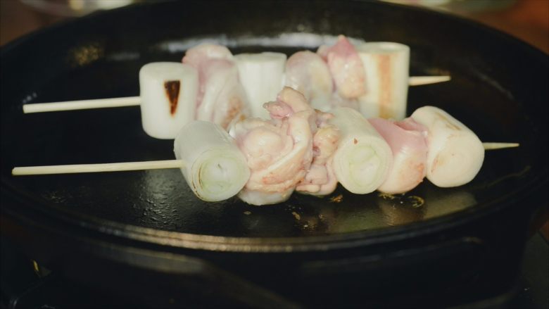 居酒屋烤鸡肉串（附酱汁配方）,开大火，当锅子热到水珠在锅子里滚动时，抹油，下肉串。