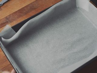 栗子蒙布朗可可卷,我的烤盘是32×21cm的，面积差不多的烤盘都可以用。油纸按照烤盘尺寸，在四条边上剪开口子，使油纸可以服帖。
