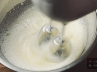 栗子蒙布朗可可卷,接着来打发蛋白，四个蛋清，徐徐加入40g细砂糖。
