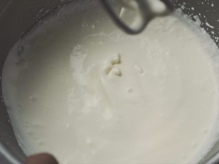 栗子蒙布朗可可卷,8分发的样子，就是有点固态，但还有流动性，从打蛋头滴落的淡奶油不会消失。