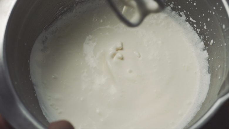 栗子蒙布朗可可卷,8分发的样子，就是有点固态，但还有流动性，从打蛋头滴落的淡奶油不会消失。