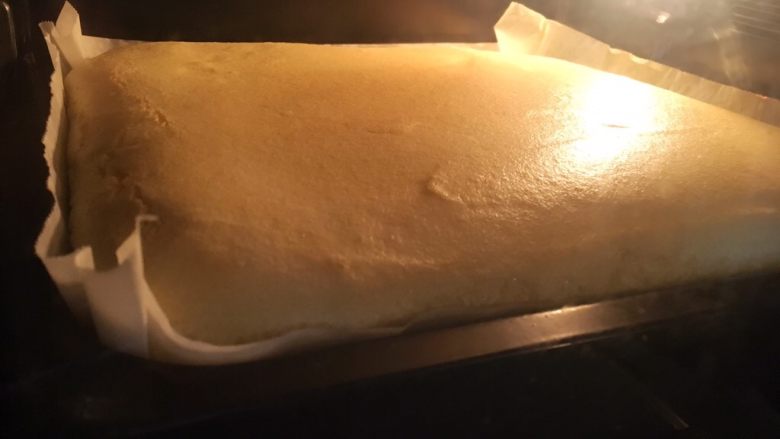 南瓜蛋糕卷【超级详细版】,烤箱提前预热
170度上下火25-30分钟

PS：烤箱温度仅供参考
建议下火温度低10度左右
以免底部烤过了