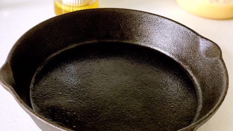 低油低糖版芒果克拉芙提,小鐵鍋裡面抹一層黃油，我圖方便刷了一層油。