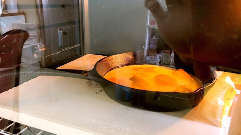 低油低糖版芒果克拉芙提,把鐵鍋直接放入烤箱，上下火150度大約烤40分鐘，因為每家的烤箱各有不同，視個人烤箱自己觀察調控溫度。