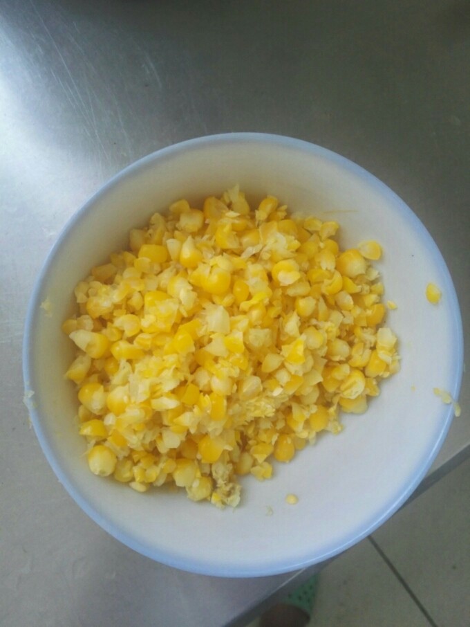 蛋花玉米羹,把玉米粒切一切，当然切得越小越好。我图省事，就随便一切