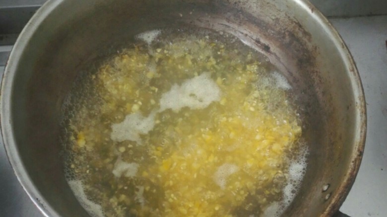 蛋花玉米羹,清水中放入切好的玉米粒，开火煮沸