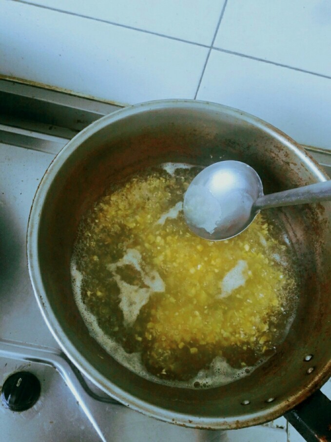 蛋花玉米羹,煮沸后将浮起的白沫撇掉