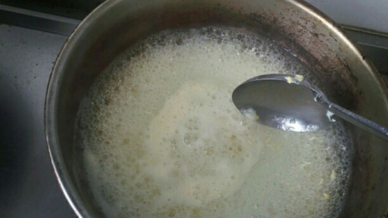 蛋花玉米羹,加入调好的淀粉水，稠一点比较好