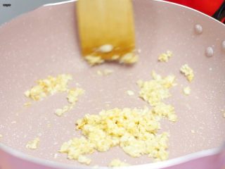必吃的广东小吃——广州肠粉,炒至出香味，焦黄