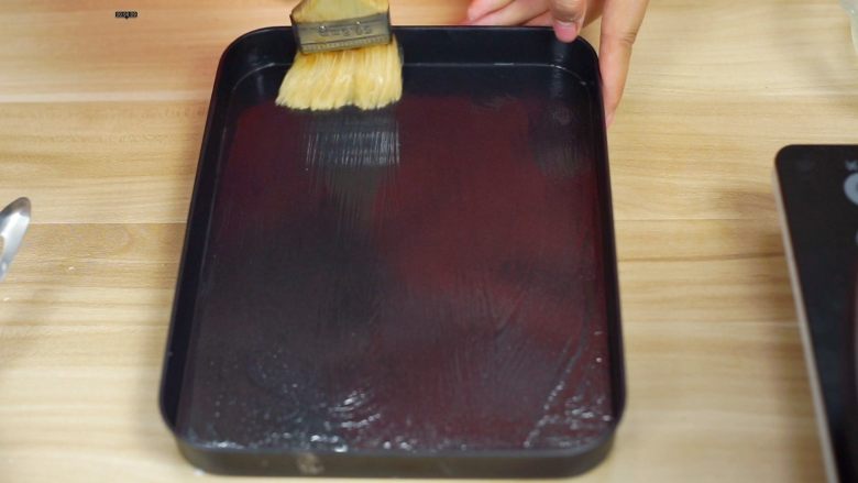必吃的广东小吃——广州肠粉,蒸盘里面刷一层油（家里没有蒸盘，所以我用的烤盘~）