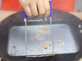 必吃的广东小吃——广州肠粉,蒸好的肠粉上面会有泡泡鼓起来。