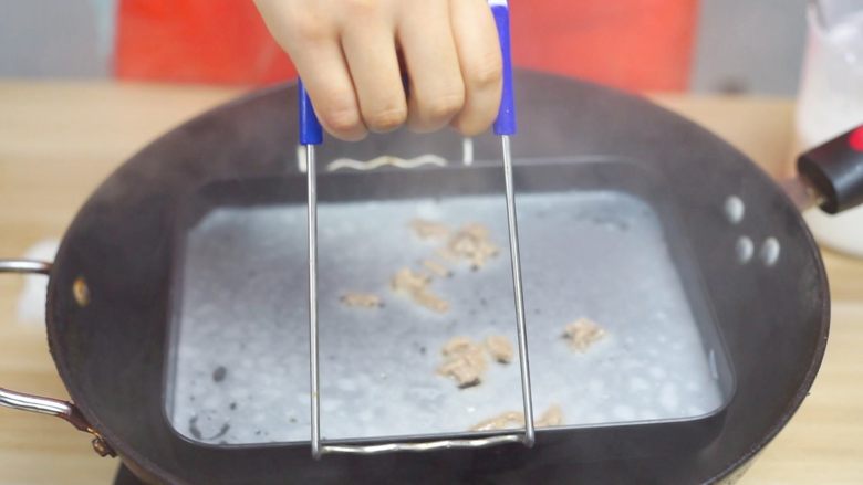 必吃的广东小吃——广州肠粉,蒸好的肠粉上面会有泡泡鼓起来。
