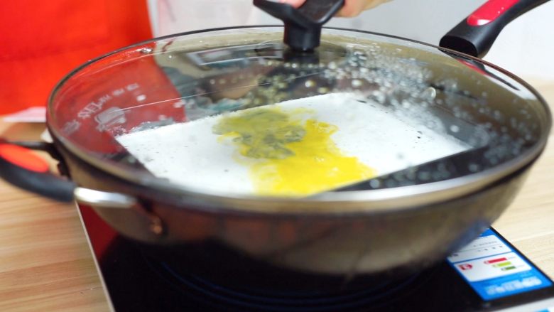 必吃的广东小吃——广州肠粉,摇匀后放入蒸锅1-2分钟