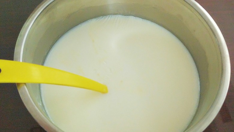 自制酸奶,加入奶粉 八九小勺
先加入水 再加奶粉才不会结块