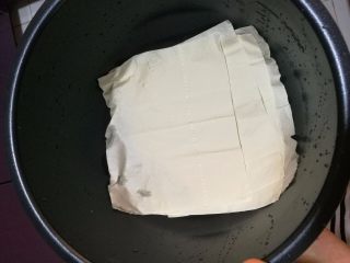 卤蛋,垫在电饭煲的底部