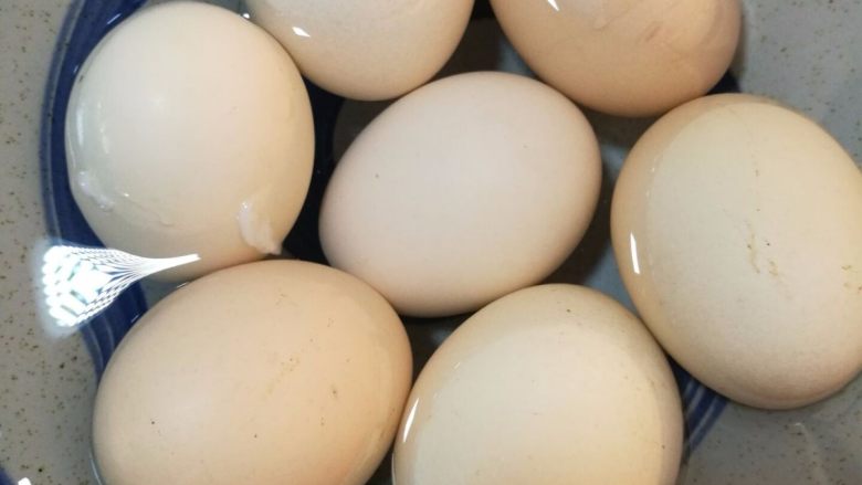 卤蛋,将煮熟的鸡蛋浸泡在凉水里，这样剥鸡蛋壳的时候就很好剥，鸡蛋不会黏壳