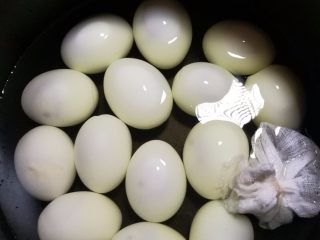 卤蛋,将鸡蛋重新放回锅里，放入装好的卤料，盐和老抽，放入适当的水，按煮饭键，将卤汁的味道焖出来。