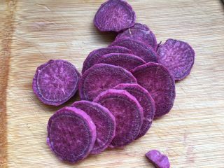 紫薯水晶球,紫薯洗净，去皮，切片