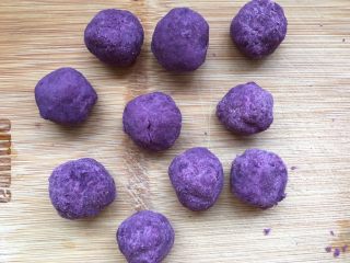 紫薯水晶球,取一小团紫薯糯米团，用手搓圆，完成一个一个紫薯小球球。