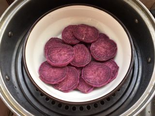 紫薯水晶球,蒸锅加水，水开后放紫薯蒸熟
