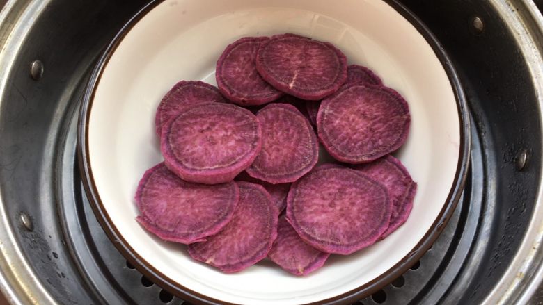 紫薯水晶球,蒸锅加水，水开后放紫薯蒸熟