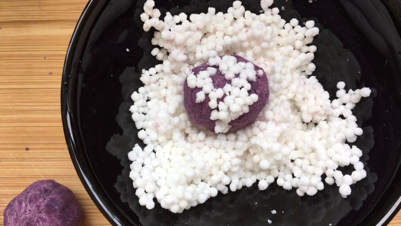 紫薯水晶球,把沥干的西米均匀裹在紫薯球表面，裹的时候要稍稍用力往里按下，多按几下，不然有点黏不住的，