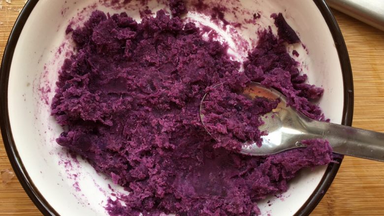 紫薯水晶球,将蒸熟的紫薯捣成泥，加入少许细砂糖搅拌均匀，糖也可不加