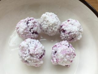 紫薯水晶球,把紫薯西米球放入蒸锅，水开后大概蒸20多分钟，水晶球表面的西米全部变透明即可。