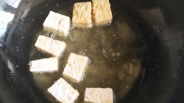 茄汁煎豆腐,裹了粉的豆腐依次炸锅，小火慢煎，煎至两面有微微的脆壳，把火开大把豆腐煎成金黄色捞出。