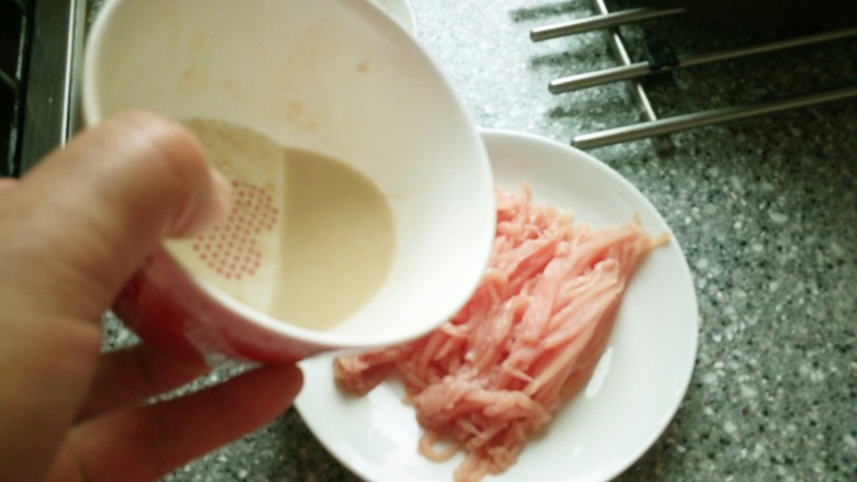 嫩姜炒肉丝_,倒入肉丝，在加适量盐，料酒抓均匀备用。