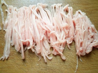 嫩姜炒肉丝_,在切成细丝。