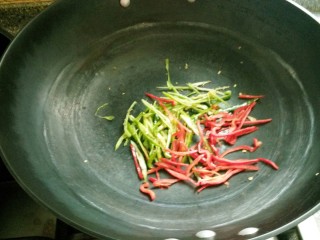 嫩姜炒肉丝_,另起锅放入辣椒干煸一下。
