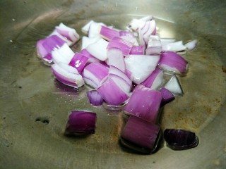 土豆炖鸡肉,锅中倒入底油，倒入切好的洋葱爆香。
我这是铁锅，为了防止待会的鸡肉和土豆粘锅，油可以多一点。不粘锅的话，少放点油。