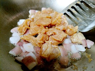 土豆炖鸡肉,放洋葱炒出香味，倒入腌好的鸡肉翻炒。可以先倒在洋葱上，以免粘锅。